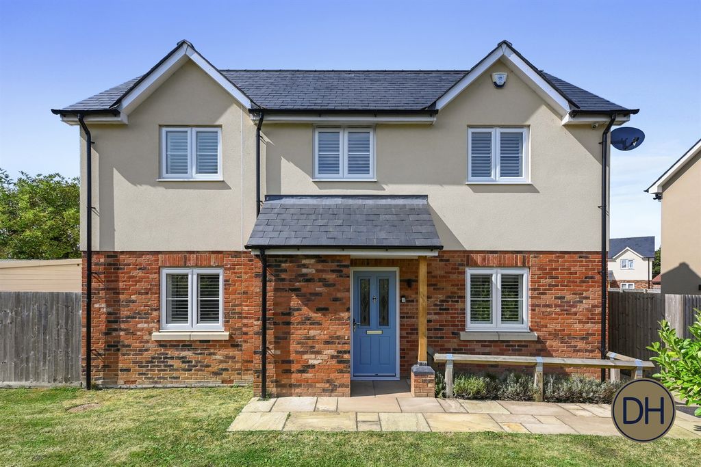 Property photo 2 of 25 Highfield Close