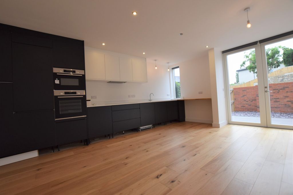 Property photo 3 of 12 Kitchen