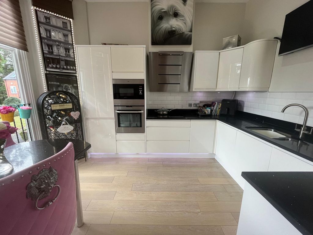 Property photo 2 of 11 Kitchen