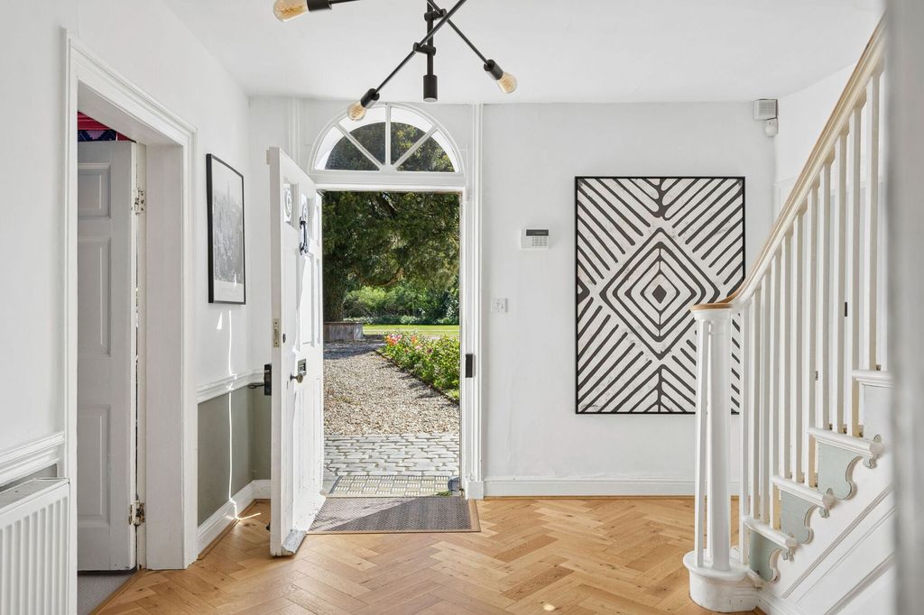 Property photo 2 of 28