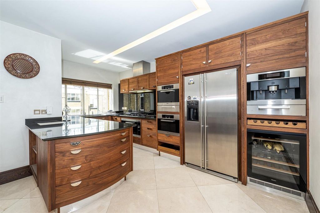 Property photo 3 of 23 Kitchen