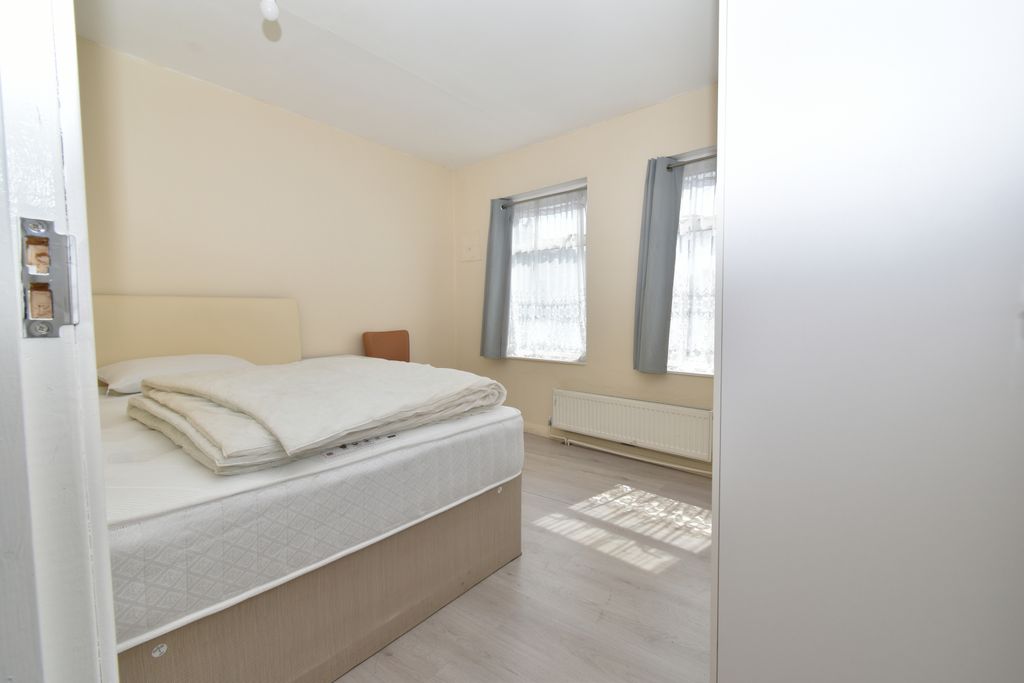 Property photo 1 of 4 Three-Bedroom Flat For Rent – Uxbridge Road, Hanwell, W7 3Sp