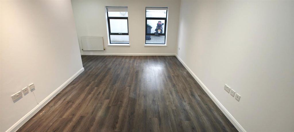 Property photo 2 of 25 Lounge