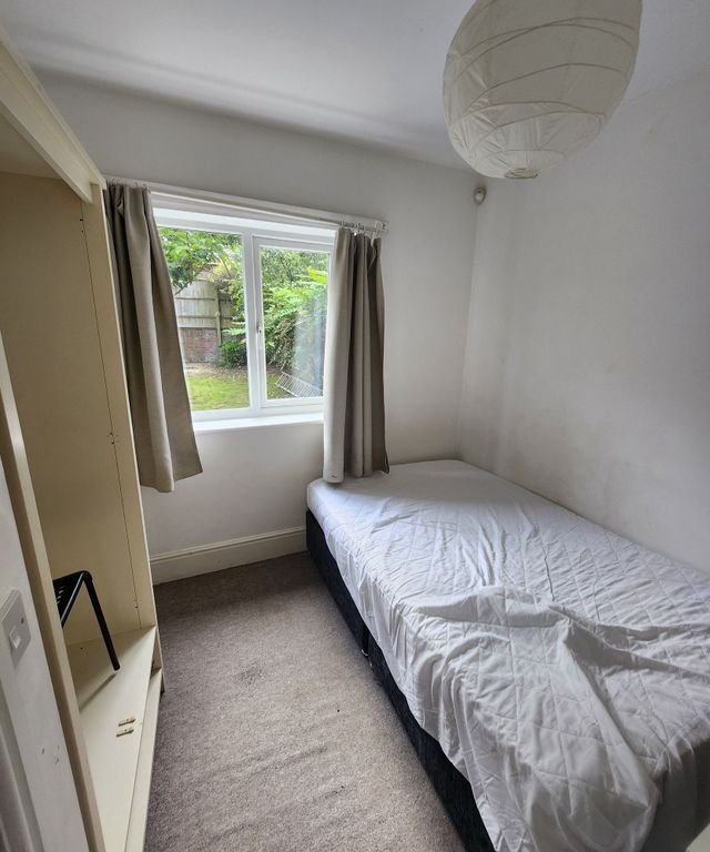 Property photo 2 of 13 A Cozy Single Bedroom Featuring A Comfortable Bed ...