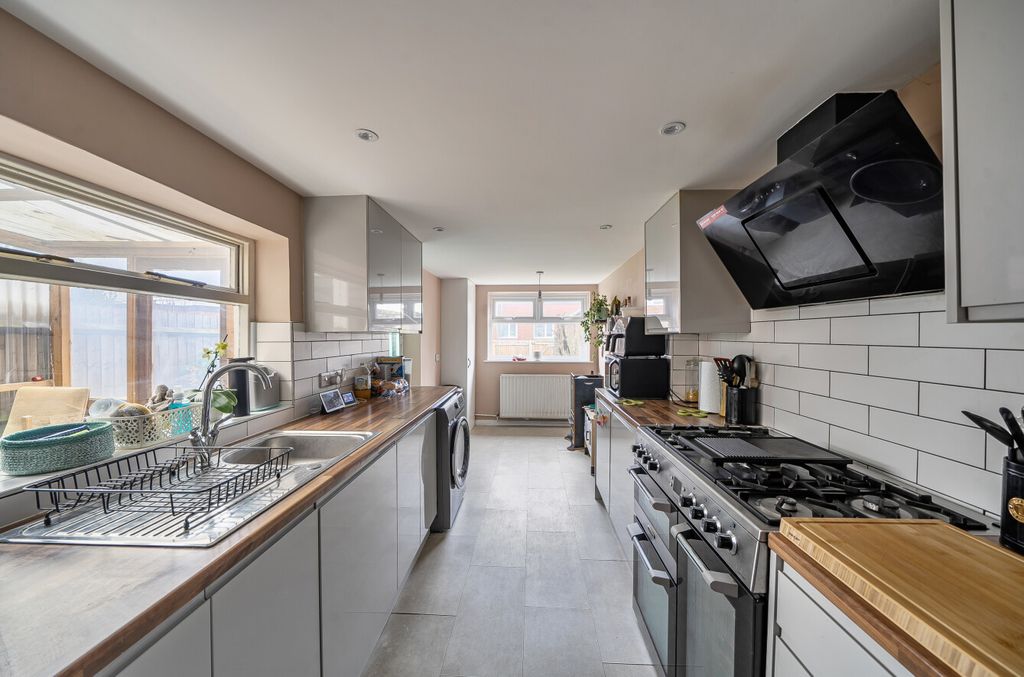 Property photo 2 of 13 1405927-26-699757...