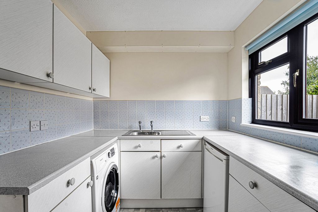 Property photo 3 of 11 Kitchen