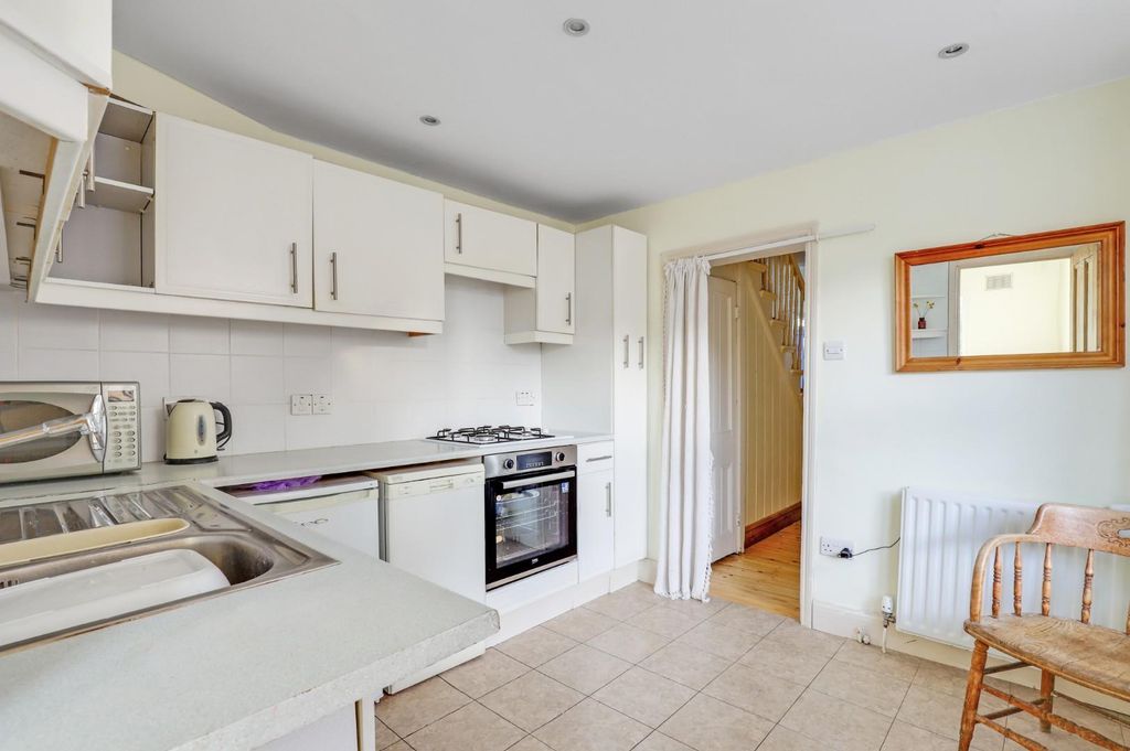 Property photo 3 of 15 13-2303Jhpropworld - 112 Friern Road - 16.Jpg