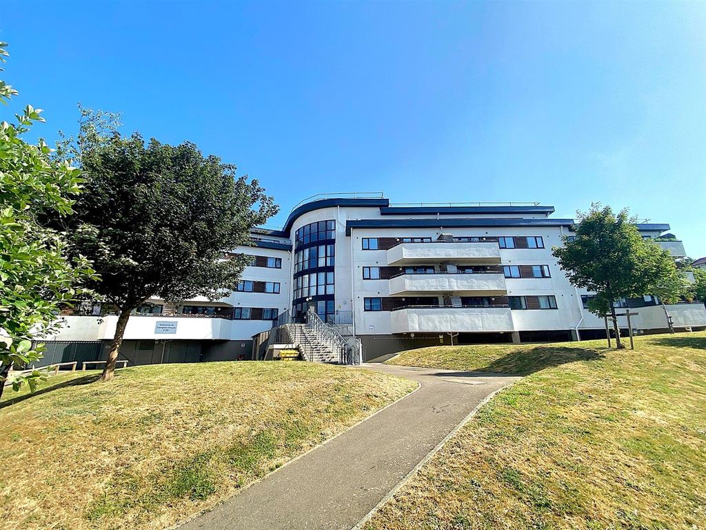 Property photo 1 of 15 39 Compass House - Front.Jpg