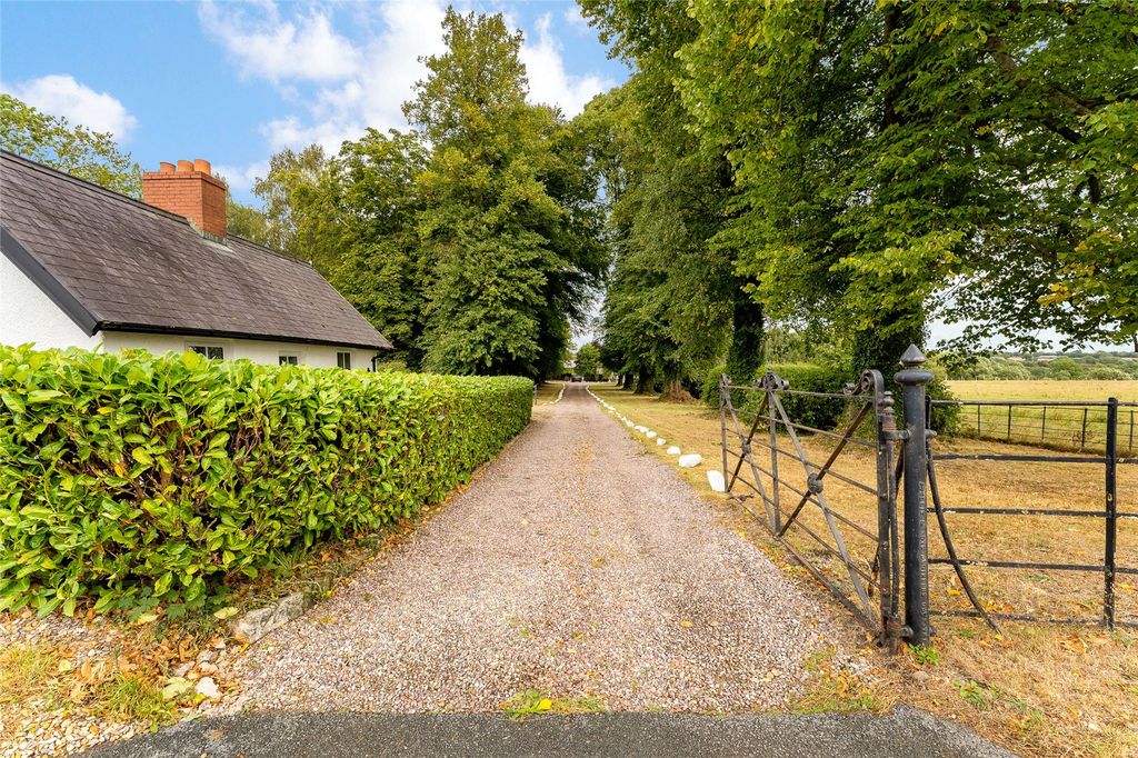 Property photo 2 of 10 Driveway