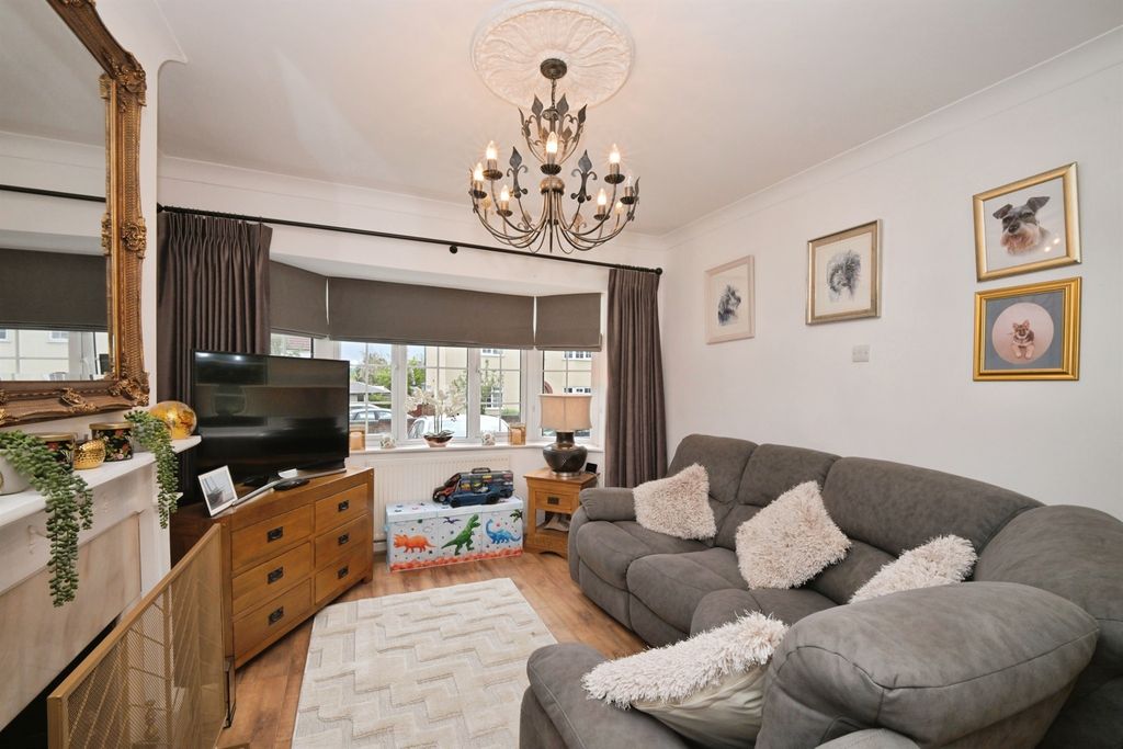 Property photo 2 of 27
