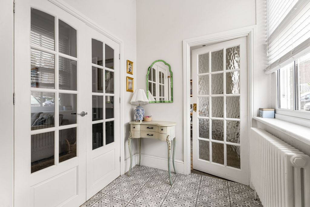 Property photo 2 of 17 Hallway