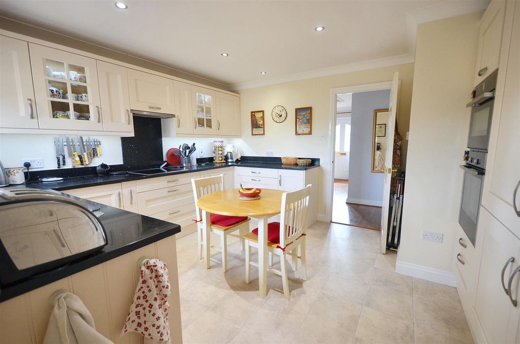 Property photo 3 of 12 Kitchen/Breakfast Room