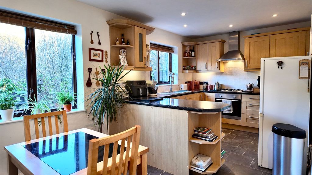 Property photo 3 of 31