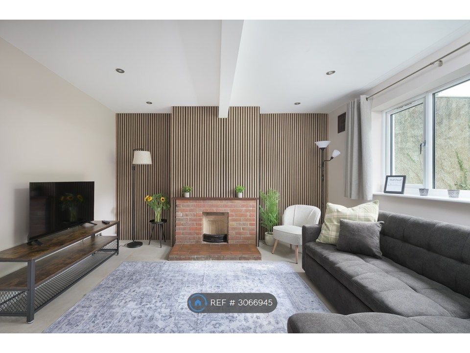 Property photo 1 of 10 Living Room