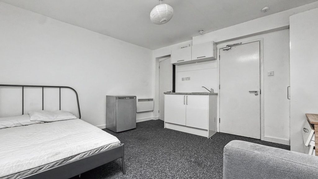 Property photo 3 of 4 Well-Kept Single Bedroom With A Simple Metal Doubl...