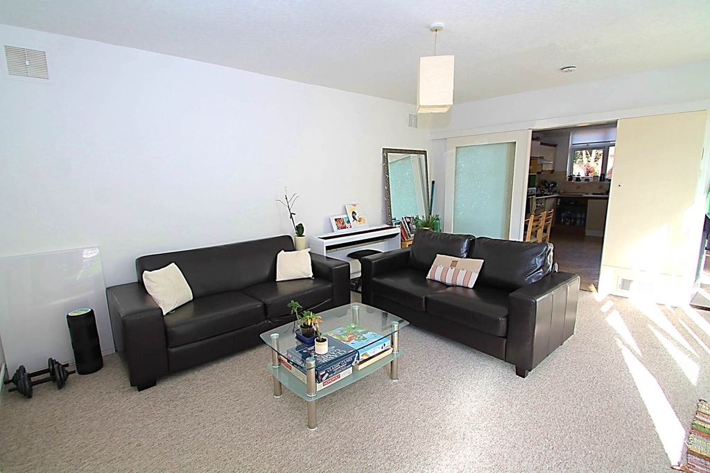 Property photo 1 of 13 Spacious Lounge