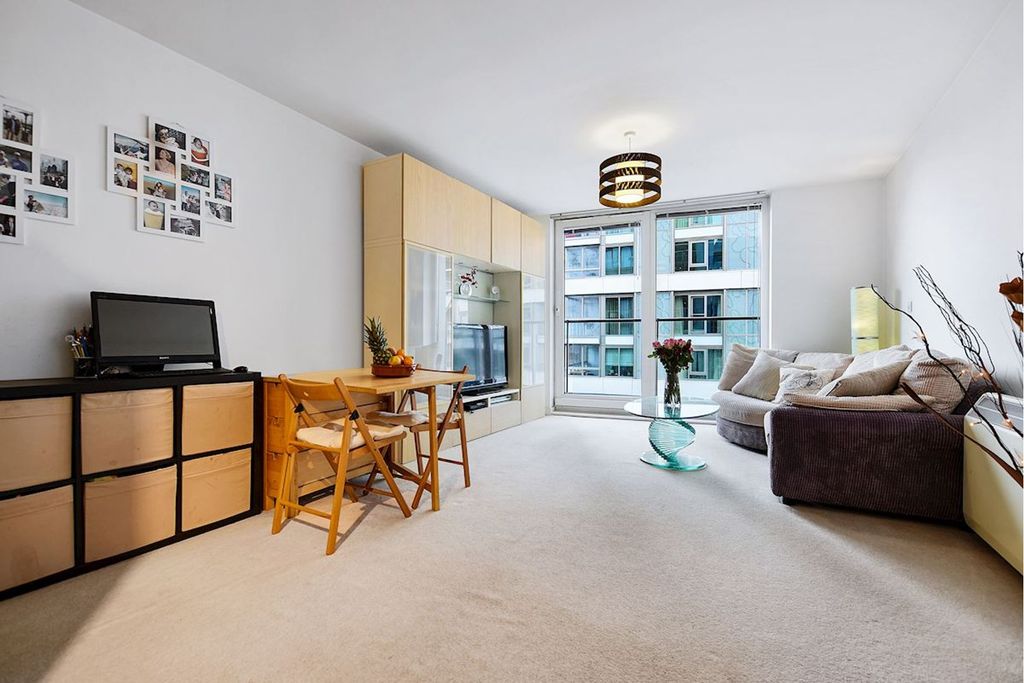 Property photo 3 of 8 Lounge / Kitchen