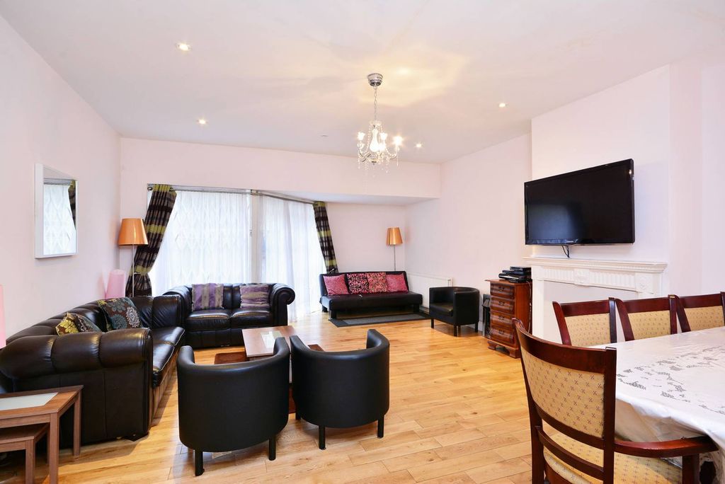 Property photo 3 of 11