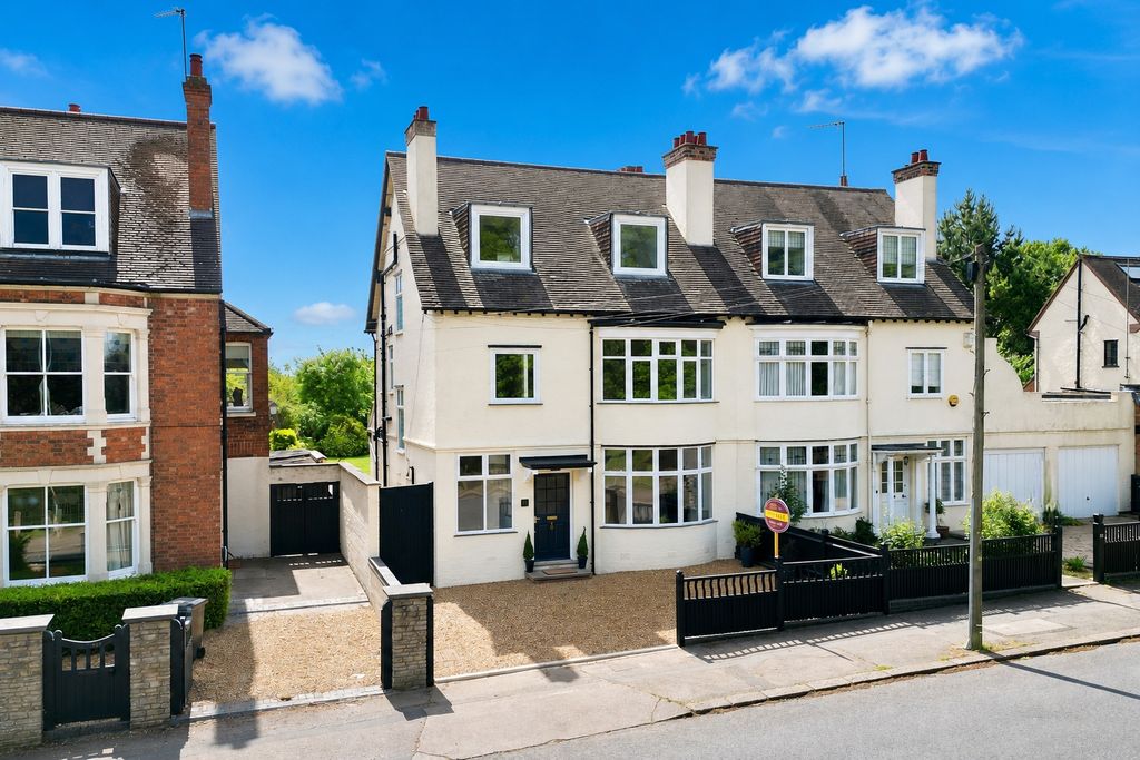 Property photo 1 of 31 Abington Park Crescent