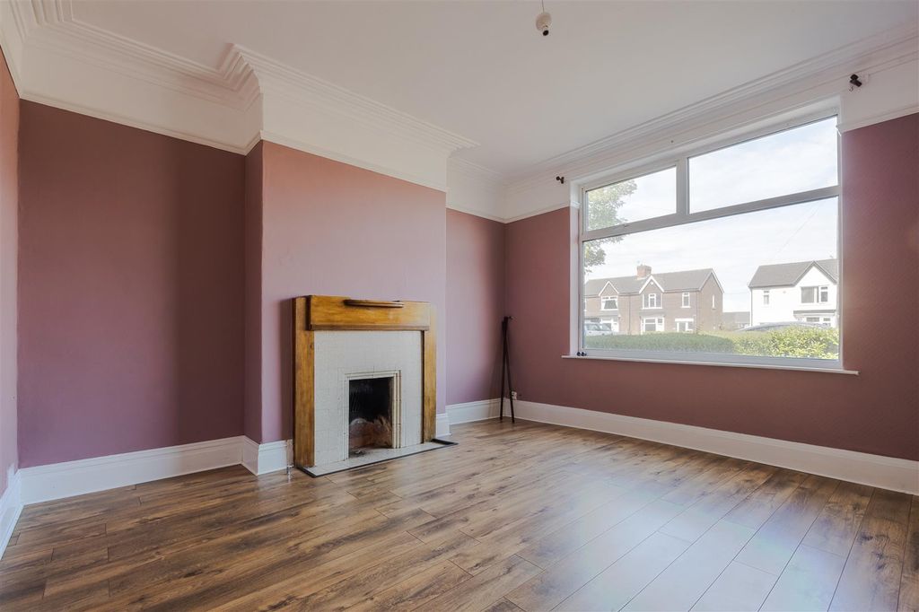 Property photo 2 of 13 Lounge