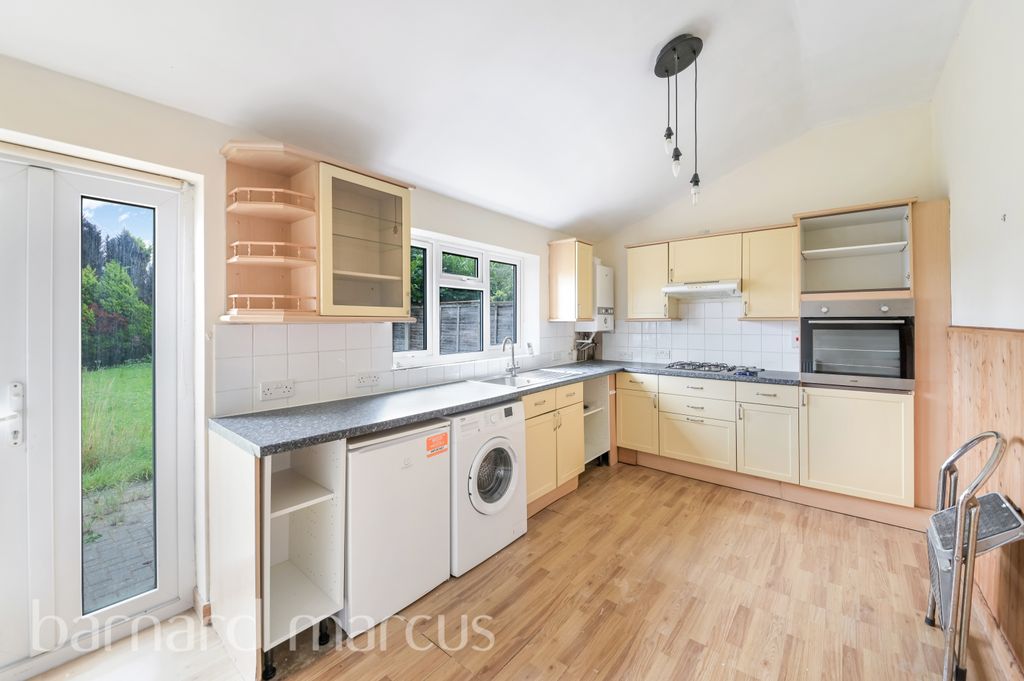 Property photo 3 of 8 Kitchen