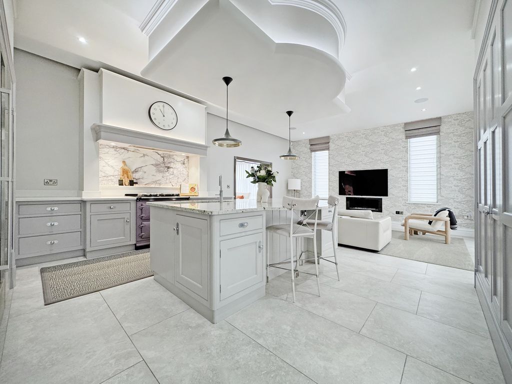 Property photo 3 of 48