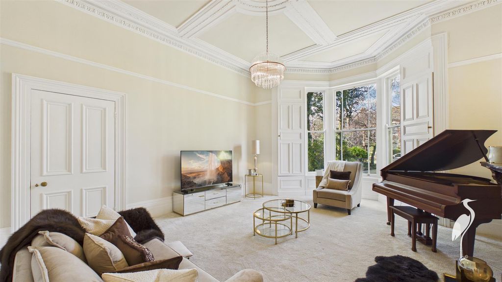 Property photo 3 of 47 Lounge