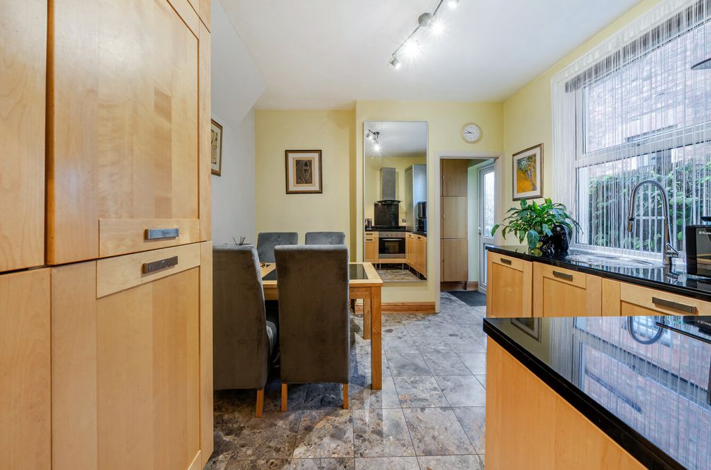 Property photo 3 of 9 1388311-10-693951...