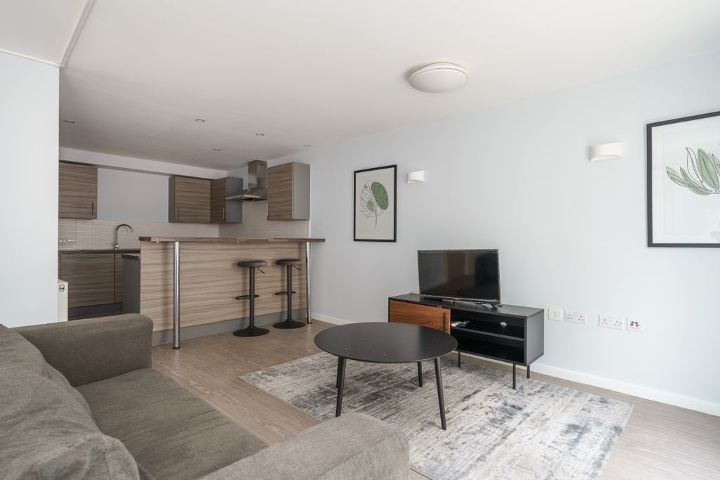 Property photo 3 of 14 4_6_Lakeside_Way_...