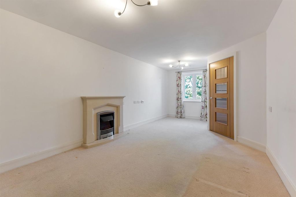 Property photo 1 of 15 01-dc86CH_39Crayshaw_Rg48Eq_Mcs83594_003 (1)-Mediu