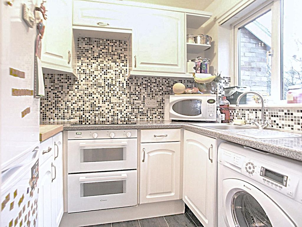 Property photo 3 of 14 Fitted Kitchen