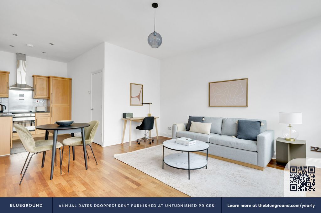 Property photo 3 of 18 Living Room