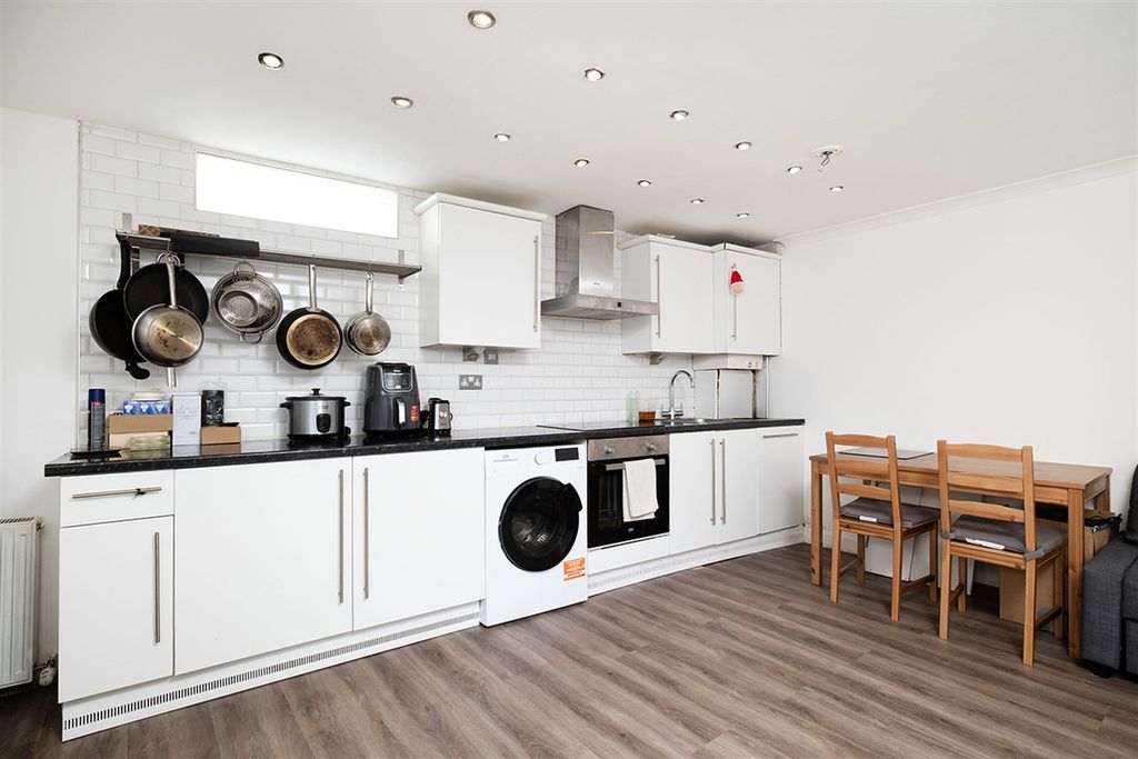 Property photo 3 of 9 Kitchen