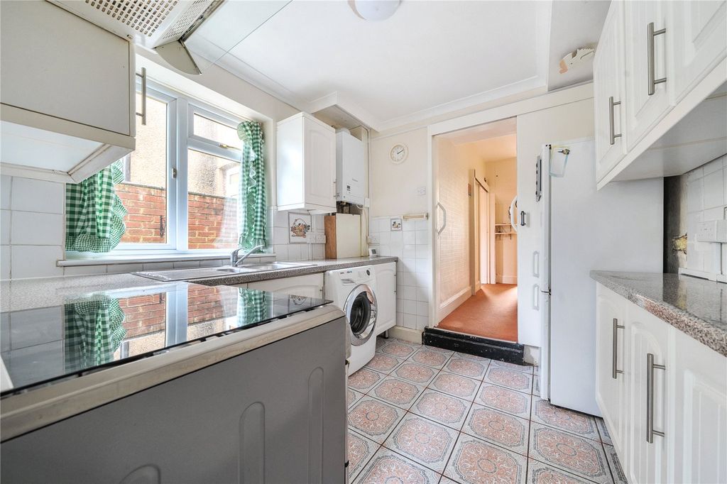 Property photo 3 of 19 Kitchen