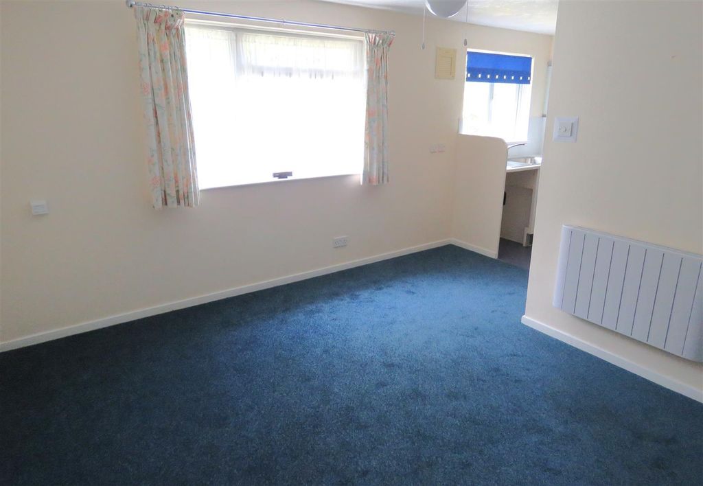 Property photo 2 of 8 Living / Sleeping Area