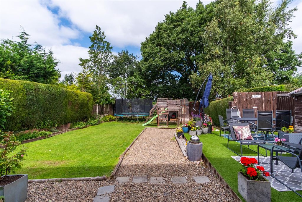 Property photo 3 of 33 Garden