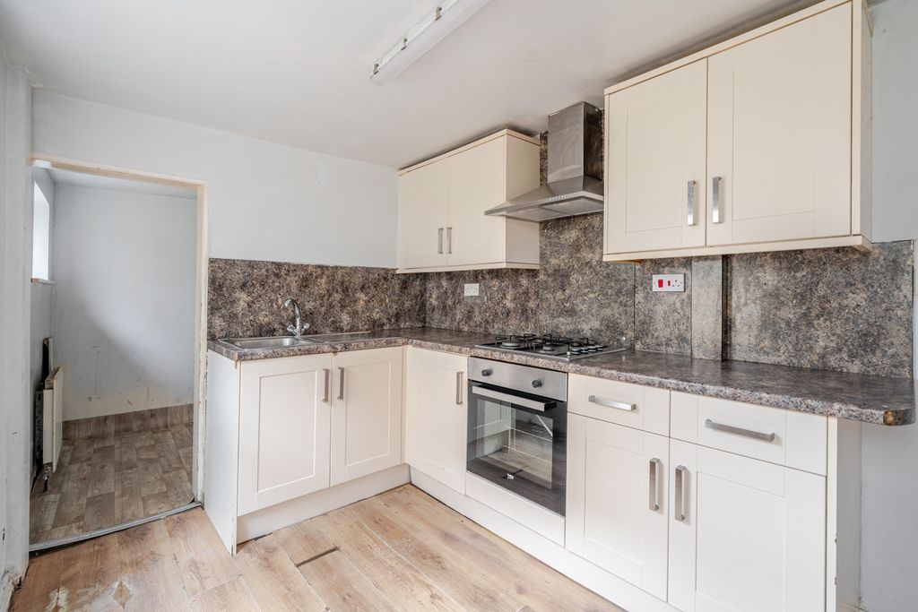 Property photo 2 of 21 1521114-12-1A090d26A6076
