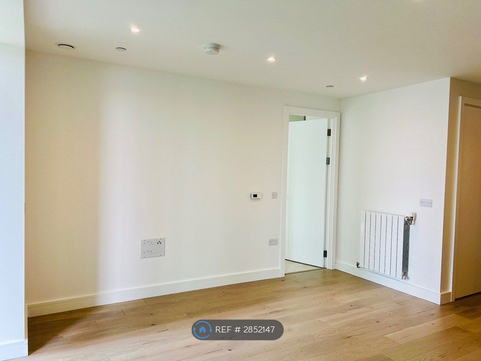 Property photo 3 of 35 Living Room