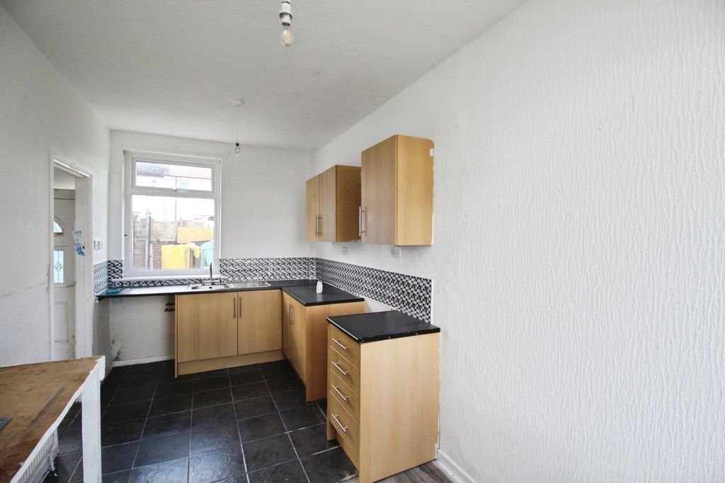 Property photo 2 of 10 Kitchen