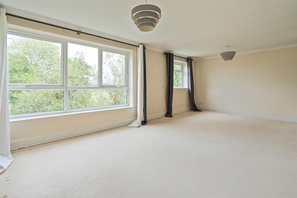 Property photo 2 of 10 8 Dingle Lane_8.Jpg