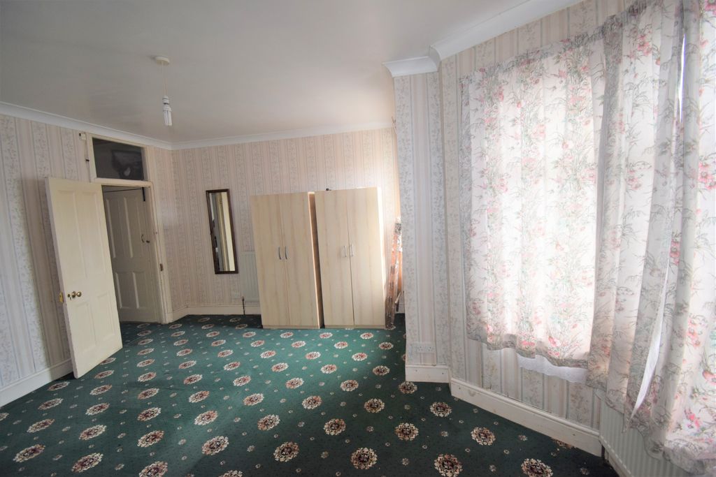 Property photo 1 of 7 Two Bedroom First Floor Flat Ideal For Working Couples- Â£1900 Pcm