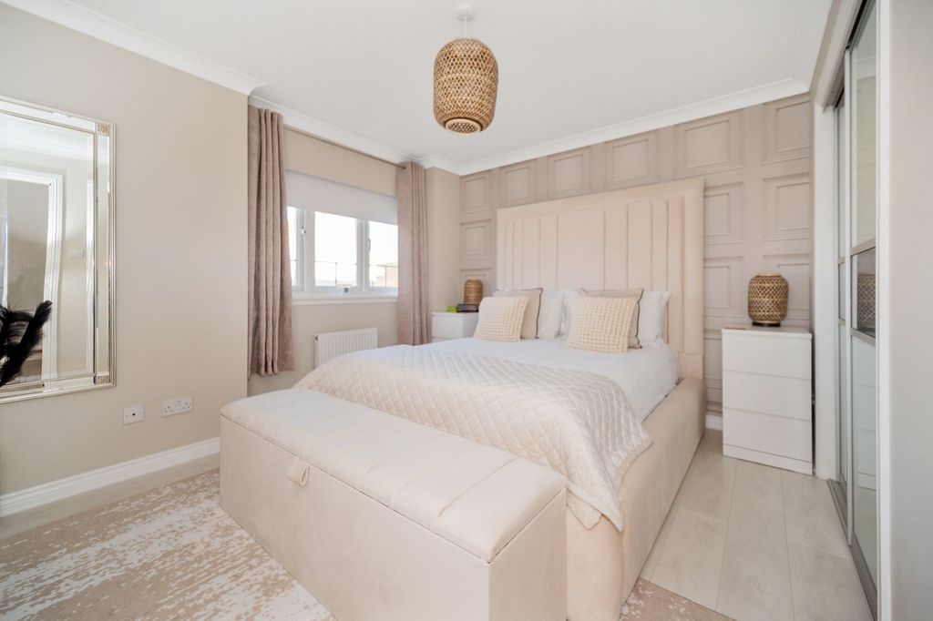 Property photo 2 of 33