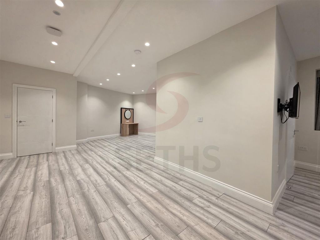 Property photo 3 of 10 Hallway