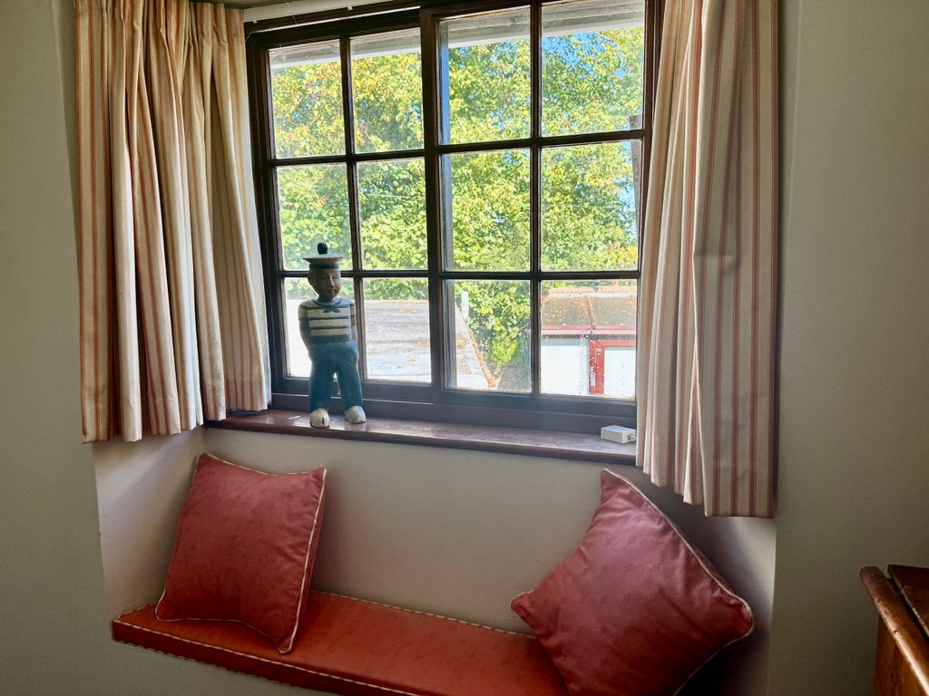 Property photo 1 of 12 Window Seat 1.