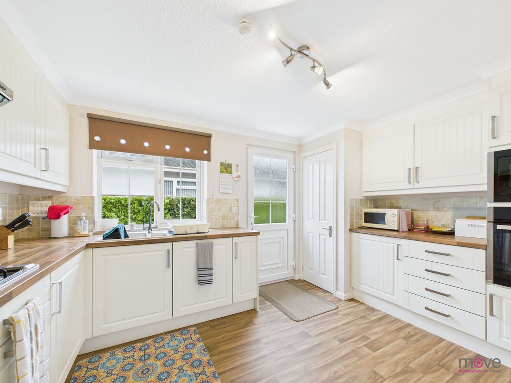Property photo 2 of 12 Kitchen