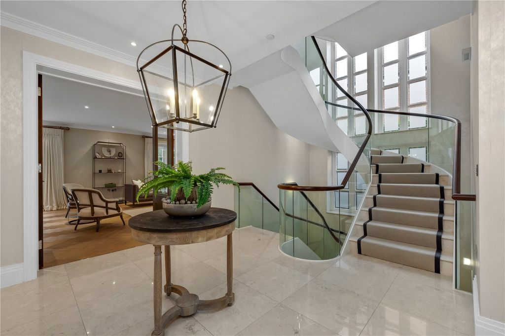 Property photo 2 of 33 Entrance Hall