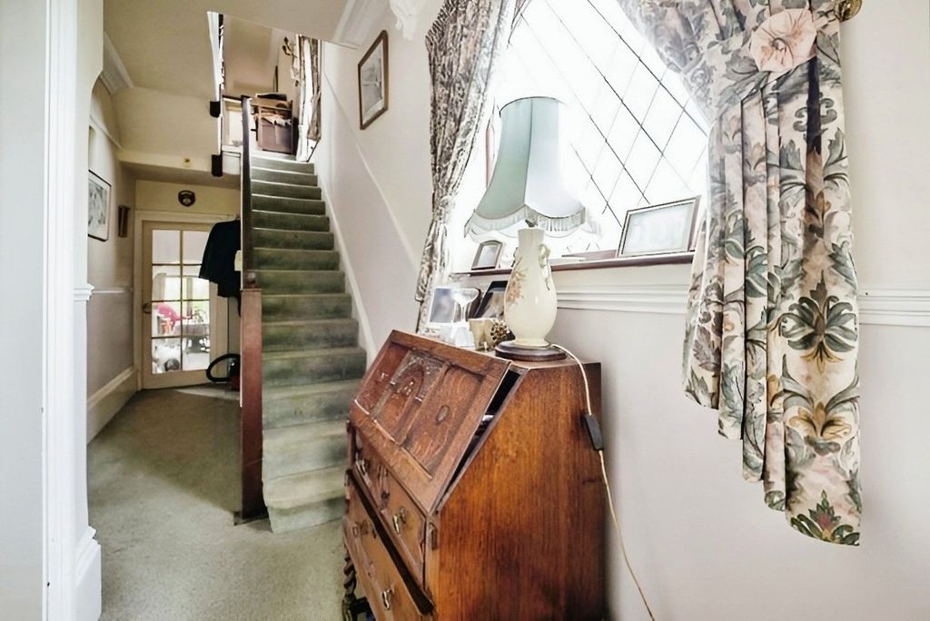 Property photo 3 of 24 Entrance Hall