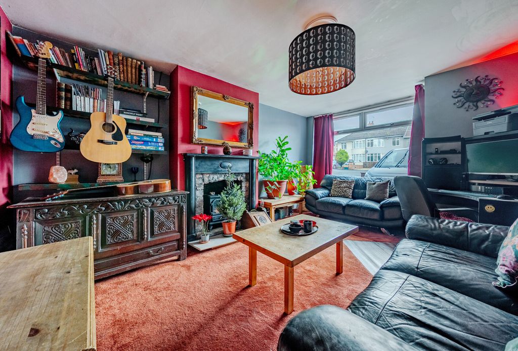 Property photo 2 of 18 1388316-17-694143...