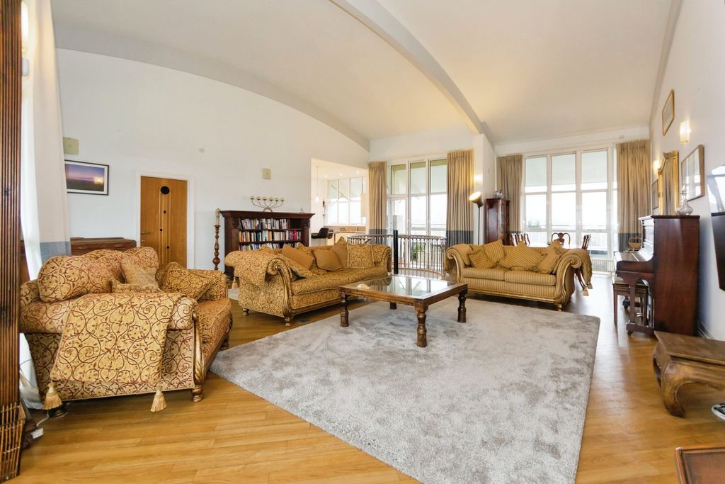 Property photo 3 of 24