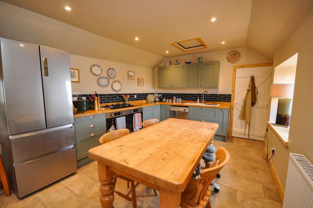 Property photo 2 of 33